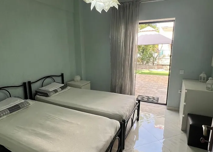 Ground Floor With Garden 波利克罗诺